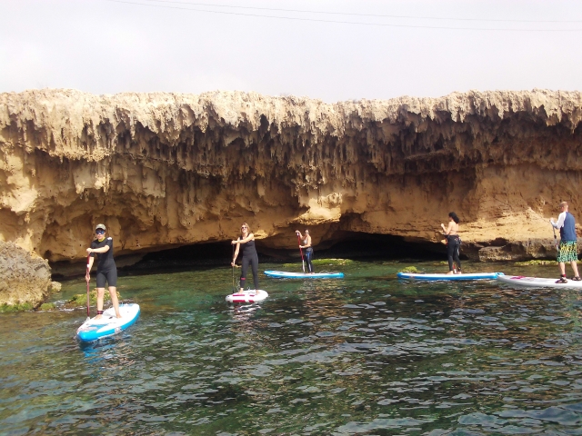 Siguiendo el acantilado haciendo paddle surf